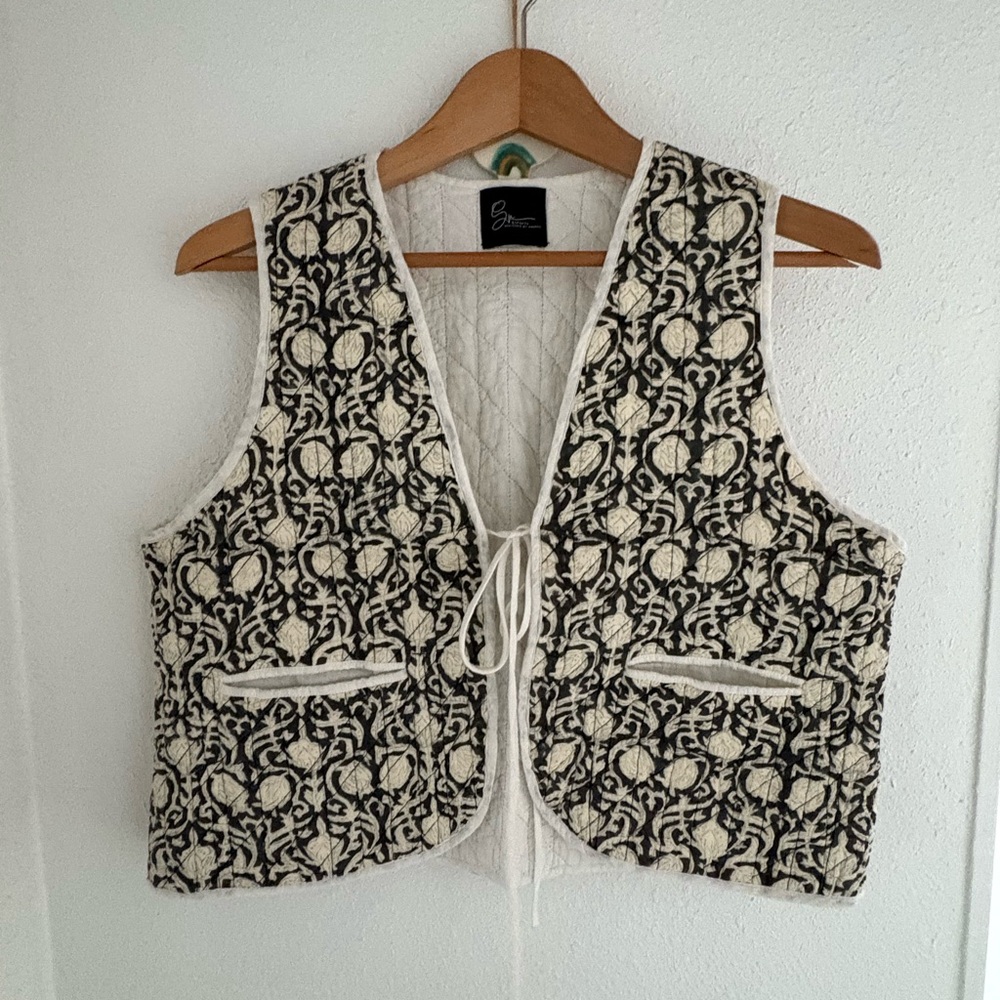 Black and White Patterned Women's Top